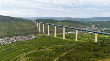Moselle Köprüsü, Mosel Nehri Vadisi Zeltingen Rachtig, Bağdan geçen otoyol, Alman otobanı, hava manzarası