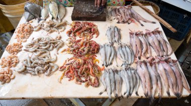 Mumbai Hindistan 'da balık pazarı, taze deniz ürünleri ve Arap Denizi' nde balıkçılık yapan bir market.