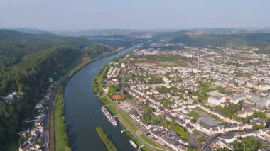 Trier şehri ve Mosel nehri, hava manzarası, Moselle Vadisi, Almanya 'daki antik Roma şehri ve köprüsü, yaz manzarası...