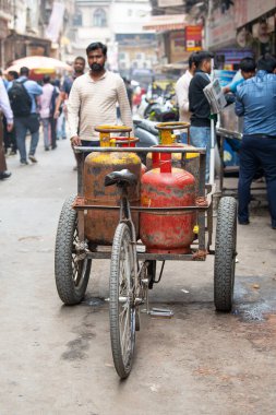 Pişirmek için gaz şişeleriyle dolu eski bisiklet, yeniden kullanım için propan kutusu, triportör ulaşımı, butan balonu, Mumbai, Hindistan, 2 Nisan 202