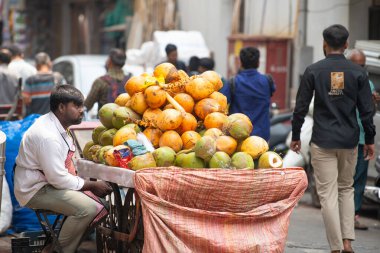 Hindistan 'da bir markette taze hindistan cevizi, tropikal meyve ve süt içeceği, Mumbai sokağı, Nam Hom hindistan cevizi, 2 Nisan 202