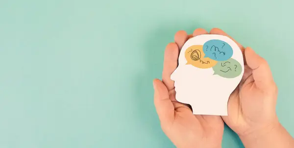 Zihin, soru işareti ve konuşma balonu, eğitim, iş konsepti, kafa karışıklığı, cevap arayan beyin, yeni fikir ve çözüm üretme