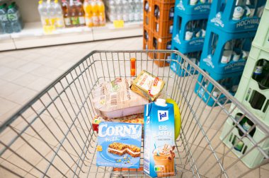 Alışveriş arabasında yiyecek, market alışverişi, Trier, Almanya 'da süpermarket, zam, yüksek yaşam maliyetleri ve enflasyon, kahve, peynir ve sebze, 26 Ağustos 2025