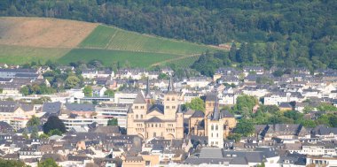 Aziz Peter Yüksek Katedrali, Moselle Vadisi Almanya, Roma katolik egemenliği, tuğla bina cephesi 