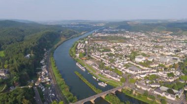 Trier şehri ve Mosel nehri, hava manzarası, Moselle Vadisi, Almanya 'daki antik Roma şehri ve köprüsü, yaz manzarası...