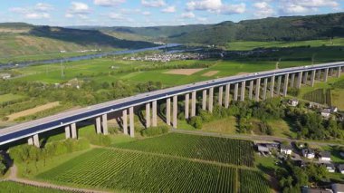 Moselle Viyadük Longuich, Mosel Vadisi 'ndeki üzüm bağı, Trier yakınlarındaki nehir köprüsü, Alman otobanı, hava manzarası.