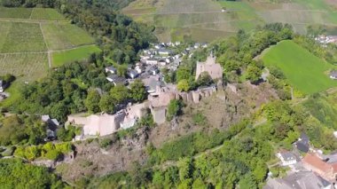 Saarburg kalesi, Saar nehri kıyıları, etrafını saran üzüm bağları tepeleri, Rhineland Palatinate, Almanya