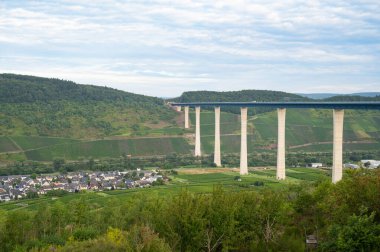 Moselle Köprüsü, Mosel Nehri Vadisi Zeltingen Rachtig, Bağdan geçen otoyol, Alman otobanı, hava manzarası
