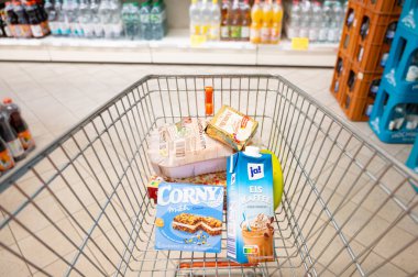 Alışveriş arabasında yiyecek, market alışverişi, Trier, Almanya 'da süpermarket, zam, yüksek yaşam maliyetleri ve enflasyon, kahve, peynir ve sebze, 26 Ağustos 2025