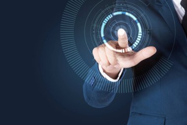 Küresel internet ve dijital pazarlamaya bağlı kablosuz teknolojiler yaratan iş adamı.