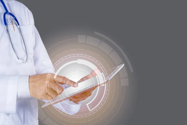 Γιατρός Που Χρησιμοποιεί Tablet Ψηφιακή Τεχνολογία Σύνδεσης Στο Διαδίκτυο — Φωτογραφία Αρχείου