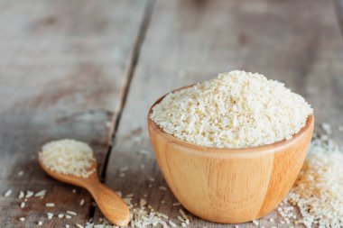 Eski ahşap zemin üzerinde Pirinç kase.