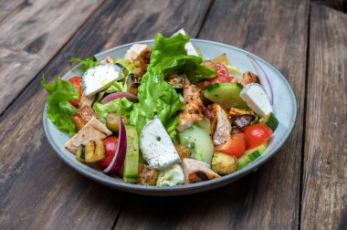 Beyaz tabakta taze bir salatanın yakın çekimi.