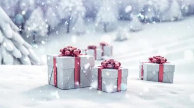 Güzel paketlenmiş Noel hediyeleri. Kar taneleriyle dolu sakin bir kış manzarasına yerleştirilmiş.