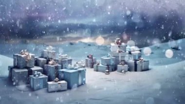 Güzel paketlenmiş Noel hediyeleri. Kar taneleriyle dolu sakin bir kış manzarasına yerleştirilmiş.
