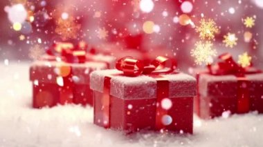 Güzel paketlenmiş Noel hediyeleri. Kar taneleriyle dolu sakin bir kış manzarasına yerleştirilmiş.