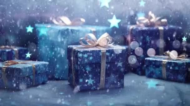 Όμορφα Τυλιγμένα Χριστουγεννιάτικα Δώρα Φωλιασμένα Ένα Γαλήνιο Χειμερινό Τοπίο Νιφάδες — Αρχείο Βίντεο