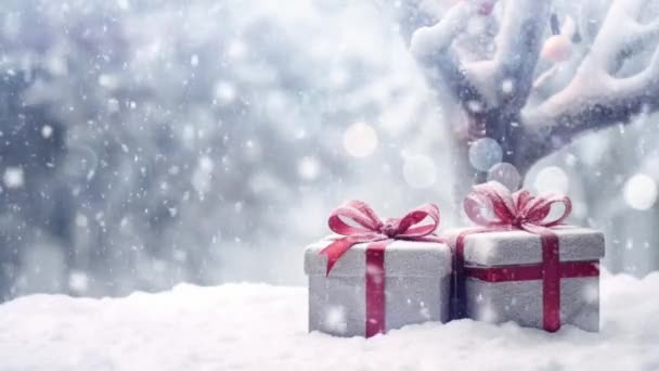 Красиво Обернутые Рождественские Подарки Расположенные Тихом Зимнем Пейзаже Снежинками — стоковое видео
