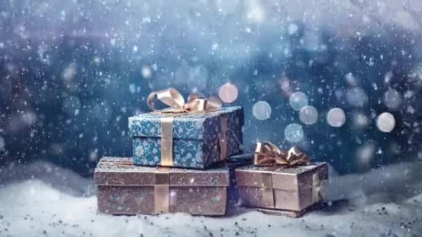 Schön Verpackte Weihnachtsgeschenke Eingebettet Eine Heitere Winterlandschaft Mit Schneeflocken — Stockvideo