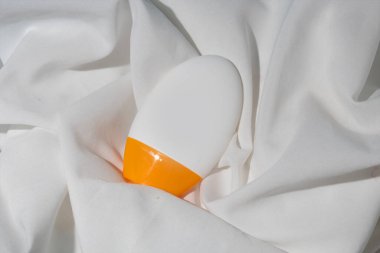 Cilt bakımı kozmetik ürünleri, ürün markalaşması, serum damlası kremi tedavisi için tüp şişesi.