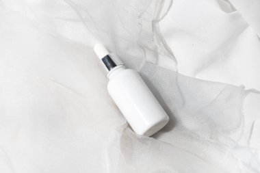 Cilt bakımı kozmetik ürünleri, ürün markalaşması, serum damlası kremi tedavisi için tüp şişesi.