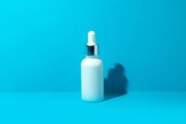Cilt bakımı kozmetik ürünleri, ürün markalaşması, serum damlası kremi tedavisi için tüp şişesi.