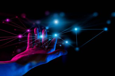 Kara zemin üzerinde metaevren ağının hologramını tutan işadamı eli, metaevren internet sosyal çevrimiçi teknoloji, dijital kripto para