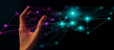 Kara zemin üzerinde metaevren ağının hologramını tutan işadamı eli, metaevren internet sosyal çevrimiçi teknoloji, dijital kripto para