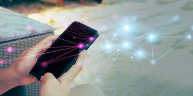 Kara zemin üzerinde metaevren ağının hologramını tutan işadamı eli, metaevren internet sosyal çevrimiçi teknoloji, dijital kripto para