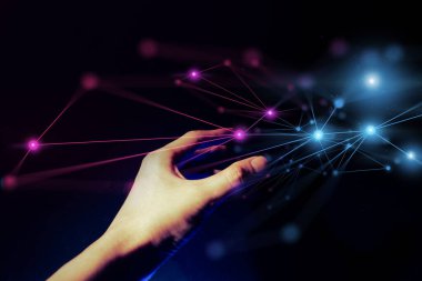 Kara zemin üzerinde metaevren ağının hologramını tutan işadamı eli, metaevren internet sosyal çevrimiçi teknoloji, dijital kripto para