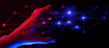 Kara zemin üzerinde metaevren ağının hologramını tutan işadamı eli, metaevren internet sosyal çevrimiçi teknoloji, dijital kripto para