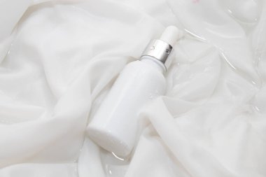 Cilt bakımı kozmetik ürünleri, ürün markalaşması, serum damlası kremi tedavisi için tüp şişesi.