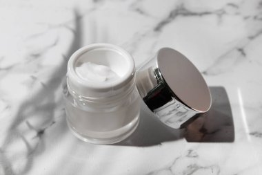 Cilt bakımı kozmetik ürünleri, ürün markalaşması, serum damlası kremi tedavisi için tüp şişesi.