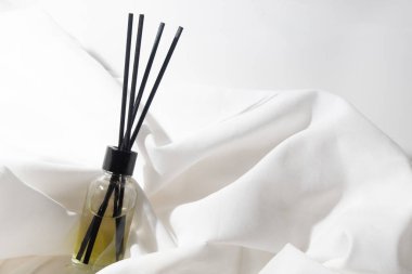 Aroma yağı yayıcı, kozmetik parfüm, ürün markalaşması, kaplıca ve sağlıklı modelleme için model tüp şişe.