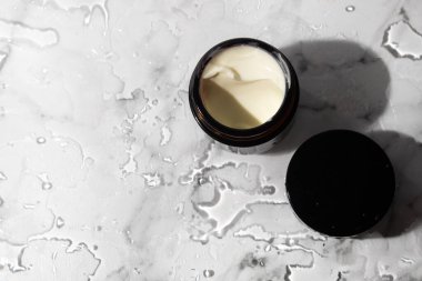 Cilt bakımı kozmetik ürünleri, ürün markalaşması, serum damlası kremi tedavisi için tüp şişesi.