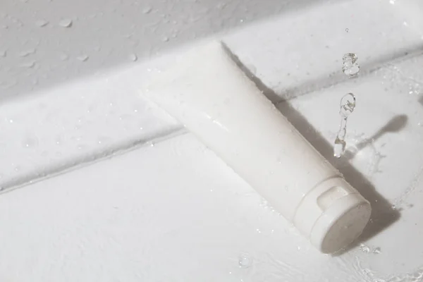Garrafa Tubo Mockup Para Cuidados Pele Cosméticos Com Respingo Água — Fotografia de Stock