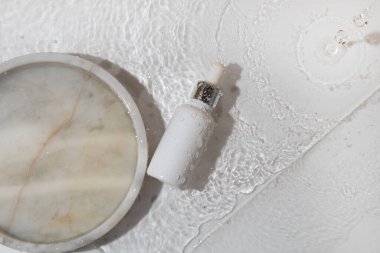 Cilt bakımı için maket tüpü şişesi. Su sıçraması, ürün markalaşması, serum damlası kremi tedavisi.