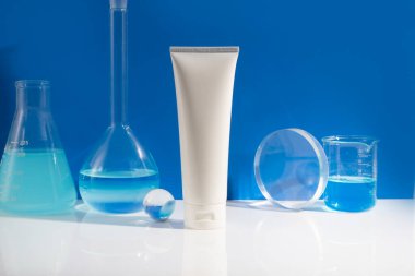 makyaj kozmetik cilt bakımı, krem losyon şişesi ürünü, beyaz arka planda ambalaj