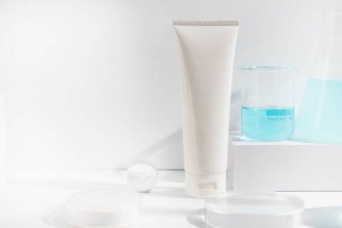 makyaj kozmetik cilt bakımı, krem losyon şişesi ürünü, beyaz arka planda ambalaj