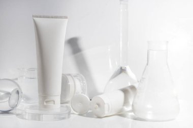 makyaj kozmetik cilt bakımı, krem losyon şişesi ürünü, beyaz arka planda ambalaj