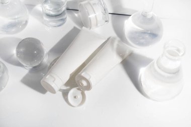 makyaj kozmetik cilt bakımı, krem losyon şişesi ürünü, beyaz arka planda ambalaj