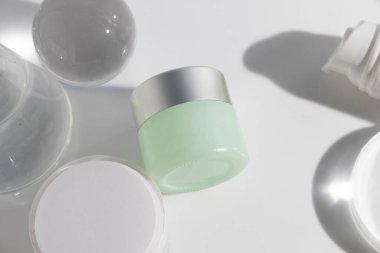 makyaj kozmetik cilt bakımı, krem losyon şişesi ürünü, beyaz arka planda ambalaj