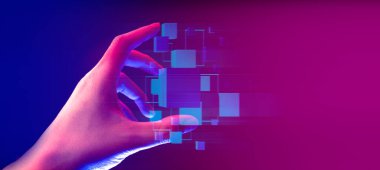 Siyah zemin üzerinde metaevren ağının hologramını tutan işadamı eli, İnternet sosyal çevrimiçi teknoloji, dijital kripto para