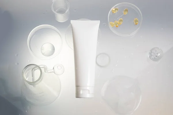 化粧品の医療スキンケア クリームローションボトル製品のモックアップ ガラス背景と新鮮な白いウォータードロップに包装 — ストック写真