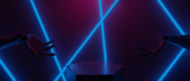 Teknolojinin fütürist siber punk gösterimi, oyun bilimkurgu sahne kaidesi arka planı, neon ışıklı stand ürün satışı için tabela işareti