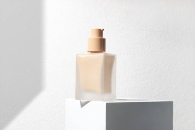 Kozmetik makyaj malzemesi cilt bakım kremi paketi, beyaz arka planda ürün modeli