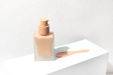 Kozmetik makyaj malzemesi cilt bakım kremi paketi, beyaz arka planda ürün modeli