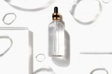 Sıvı su serumu losyon düşürücü güzellik kozmetik cilt, beyaz arka planda ürün markalaşması