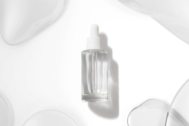 Sıvı su serumu losyon düşürücü güzellik kozmetik cilt, beyaz arka planda ürün markalaşması