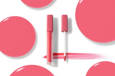 güzellik makyaj cilt lekeli dudak parlatıcısı mat tonu; ürün modeli beyaz arka plan